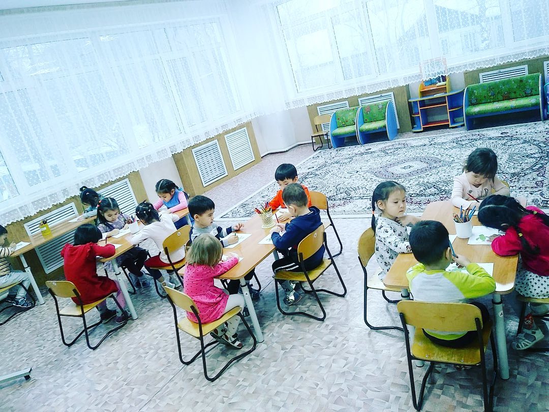 Тақырыбы:"Құстар"Мақсаты: Құстар туралы,олардың түрлерімен таныстыру,ажырата білуге уйрету.Құстардың суретін салудың әдістерін меңгеру. «Еркетай» тобы