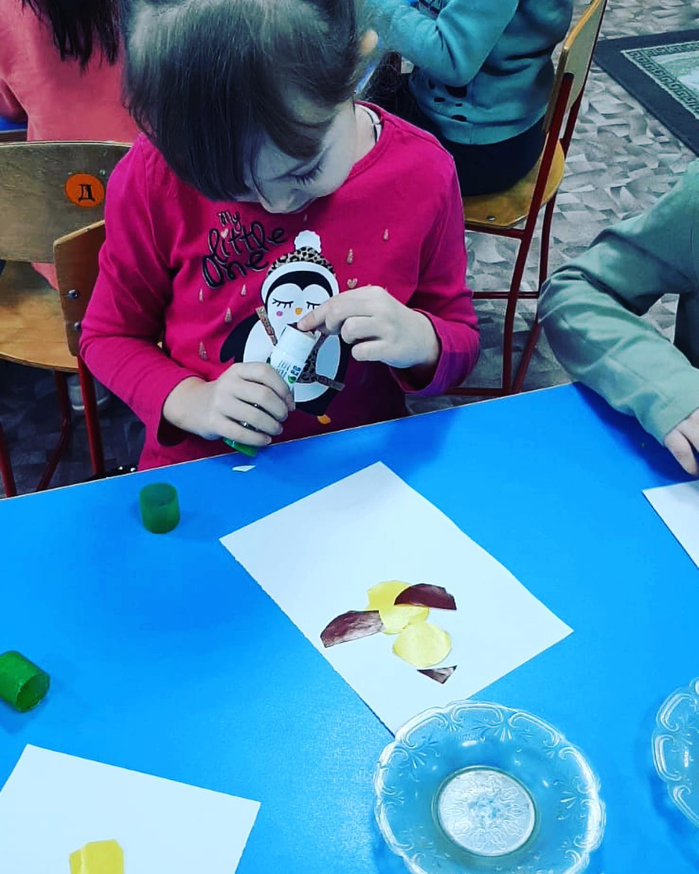 Аппликация. Тема: Птицы. Цель: закрепить представления детей о разнообразии птиц, особенностях их строения, отличительных чертах. Развивать мелкую моторику, внимание, наблюдательность,усидчивость. Прививать любовь к природе и её обитателям. Группа «Светлячки»