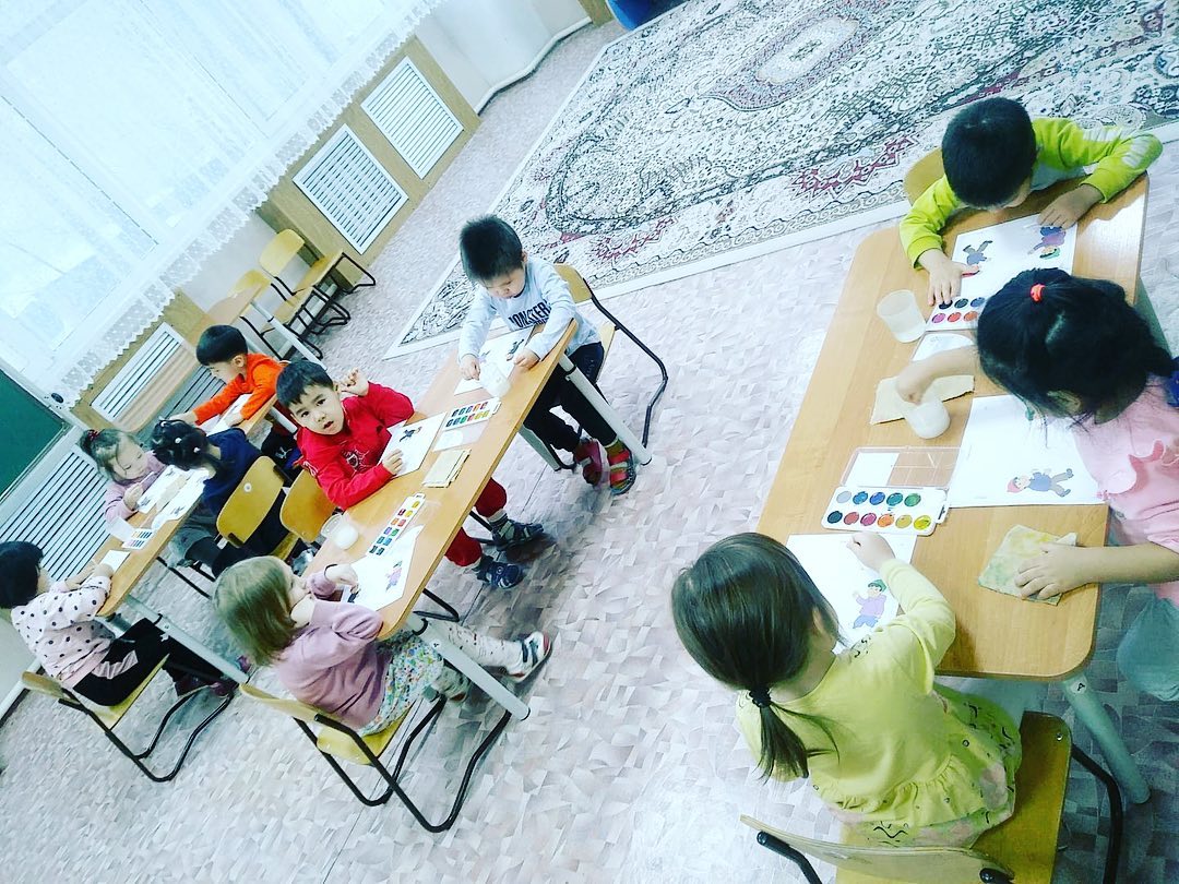 Тақырыбы: "Қар кесегі".Мақсаты: кесегінің суретін салудың әдістерін көрсету,уйымшылдыққа,бояумен ұқыпты жұмыс жасауға уйрету. Бүгінгі оқу қызметімізде "Шығармашылық" саласы бойынша,сурет салу болды.Мақта оралған таяқшаны пайдаландық.