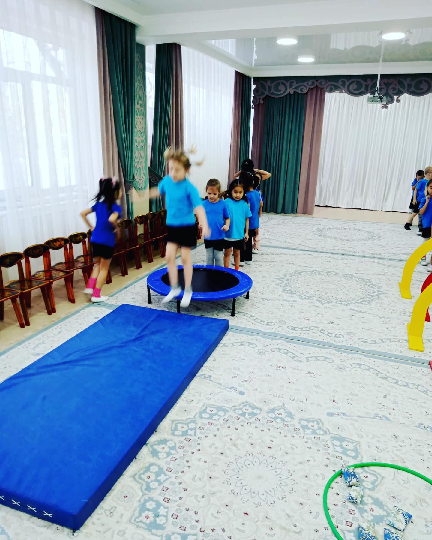 Физкультурное занятия. Группа 12 "Смешарики" Тема: учимся прыгать, ползать и метать.