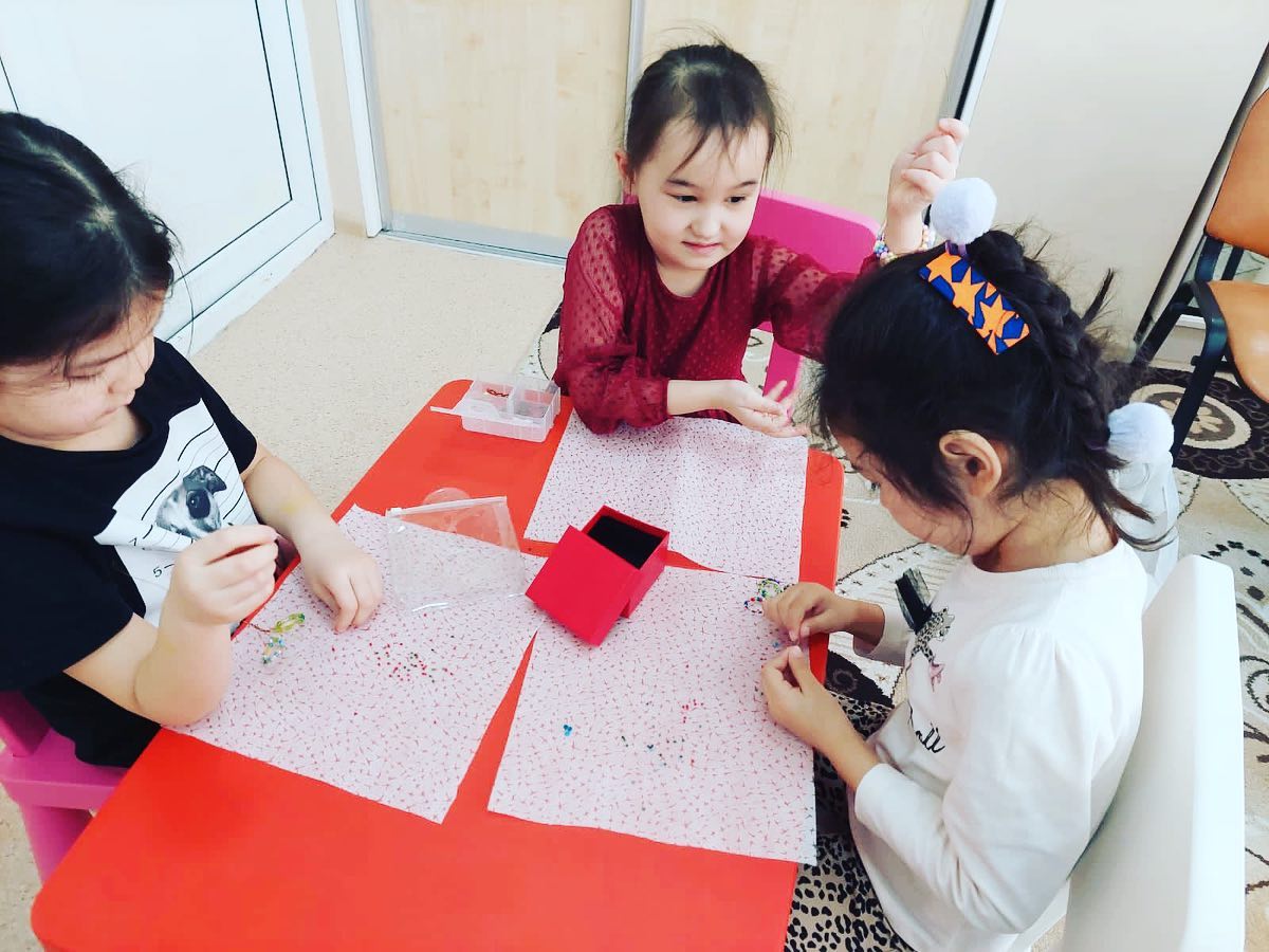 Девочки на кружке «Бисероплетения»